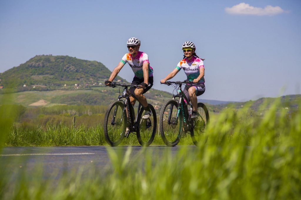 A projekt célja, hogy a kerékpáros turisták körében jelenleg is népszerű Balaton-felvidéken olyan kerékpáros útvonalak kerüljenek kijelölésre.