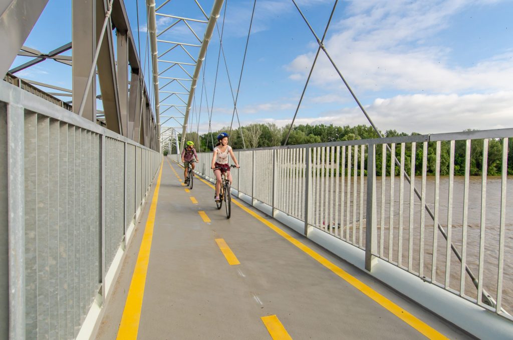 A projektben Poroszló környezetében kerékpáros szakaszok újulnak meg.